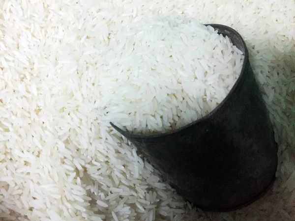 Pirinç ezmesi ve konserve kutusu arka plan, beyaz pirinç yakın plan.