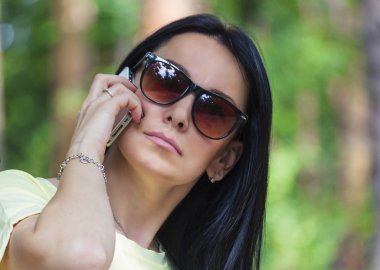 Park içinde hareket eden telefon ile genç ve güzel kadın