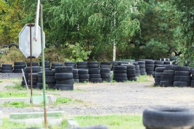 Sürüş Okulu, eğitim sürücü, yol eski lastik