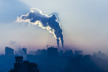 Sigara bacaları ile santral. Şehir