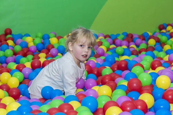 Lachende meisje spelen in kleurrijke ballen park Speeltuin — Stockfoto