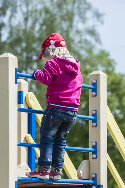 Feliz niña playng en el patio al aire libre — Foto de Stock