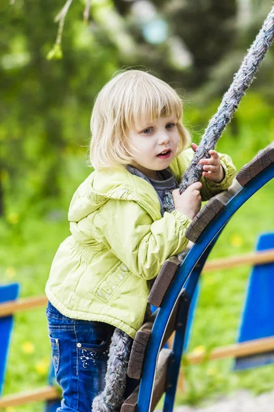 Feliz niña playng en el patio al aire libre — Foto de Stock