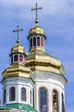 Ortodoks Kilisesi 'nin altın kubbeleri ve haçları.