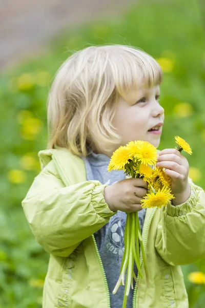 Close up portrait of smiling young girl holding bouquet  flowers in hands. — Stock Photo, Image