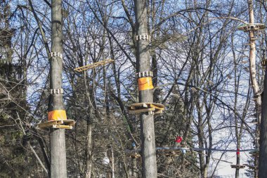 orman veya yüksek tel park ve doğa tırmanma halat köprü