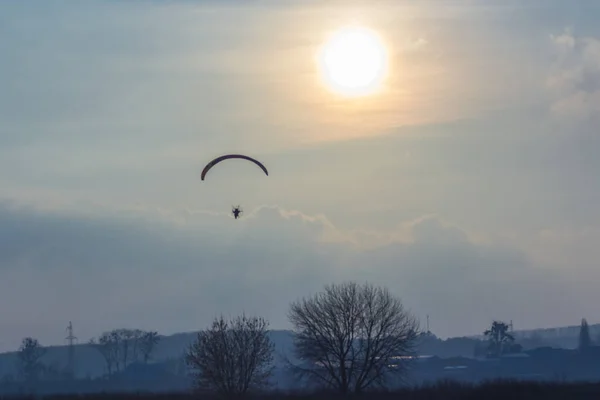 Paramoteur planeur volant dans le ciel au-dessus de beaux paysages de champs de campagne — Photo