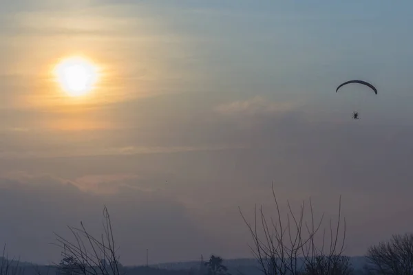 Paramotor-Segelflugzeug fliegt am Himmel über schöner Landschaft — Stockfoto