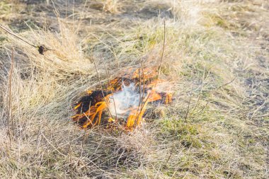 çim sahası yanıyor