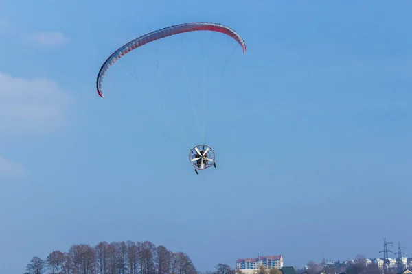 Abenteuer Mann aktiver Extremsportler fliegt mit Gleitschirm-Gleitschirmmotor in den Himmel. — Stockfoto