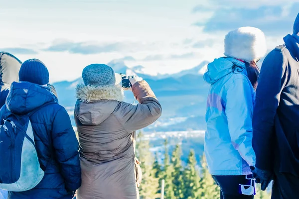 Grupo de pessoas na montanha no inverno. Admire a vista — Fotografia de Stock