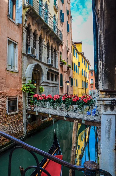 Venetië, Italië. Uitzicht vanaf de gondel tijdens de rit door de grachten. lente Rechtenvrije Stockafbeeldingen