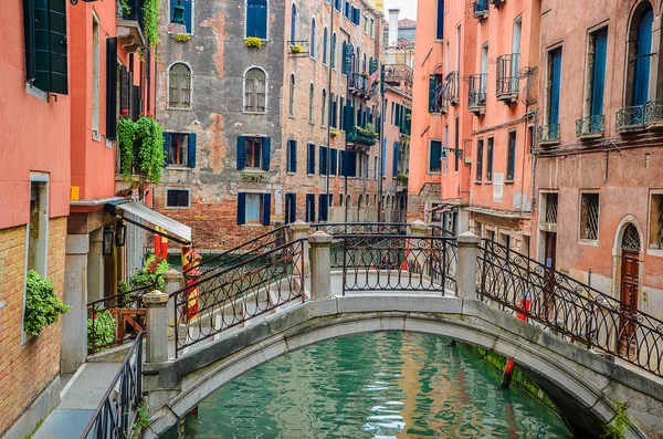 De mening van de typische straat in Venetië stad in Italië. Stockafbeelding