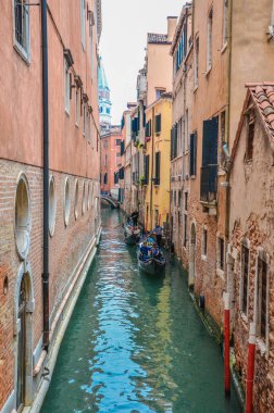 Venedik İtalya, bir köprü altında geçen gondol.
