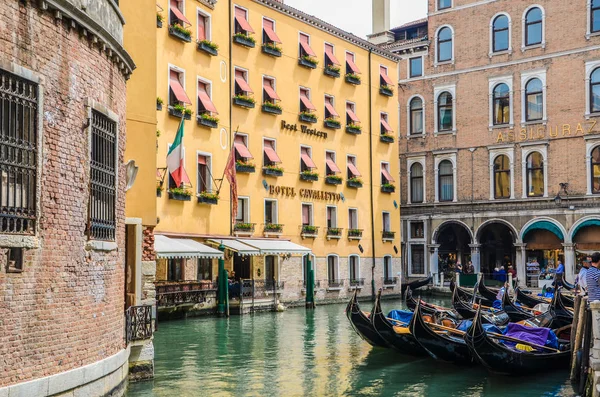 Venetië, Italië - 26 April 2013: Zijn de geparkeerde gondels op water kanaal in Venetië, Italië. Hotel Cavalletto Bacino Orseolo Gondole Venetië, Unesco wereld erfgoed Site, Veneto, Italië, Europa Stockfoto