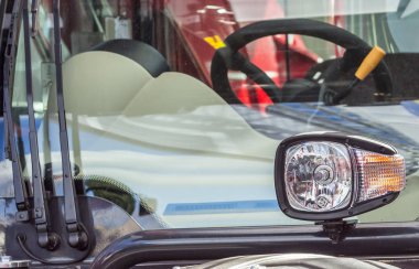 Tracor, kabin, ayna önünde, silecekler ve Far parçası