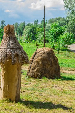 İnsanlar eski zamanlarda birçok sheaves büyük bir yığın yapmak için toplanan mowed buğday.