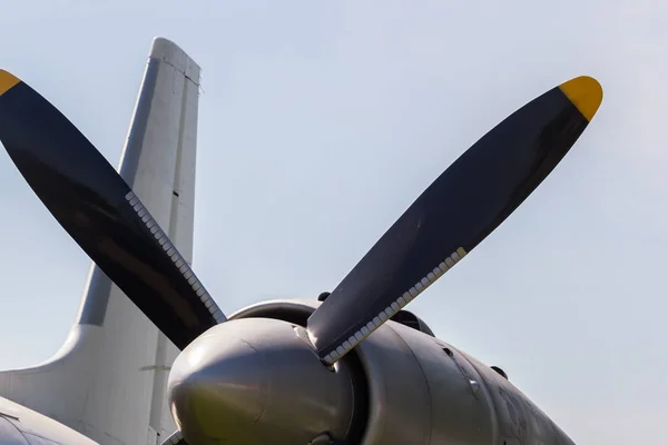 Close-up van vliegtuig turboprop motor met propellor, delen van de romp van het vliegtuig — Stockfoto