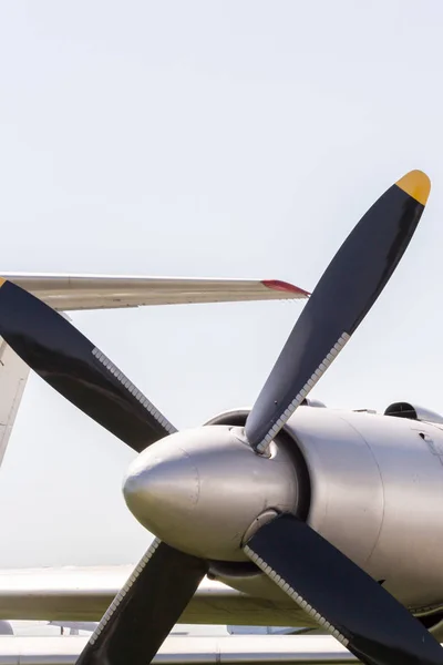 Nahaufnahme eines Turboprop-Triebwerks mit Propeller, Teile des Flugzeugrumpfes — Stockfoto