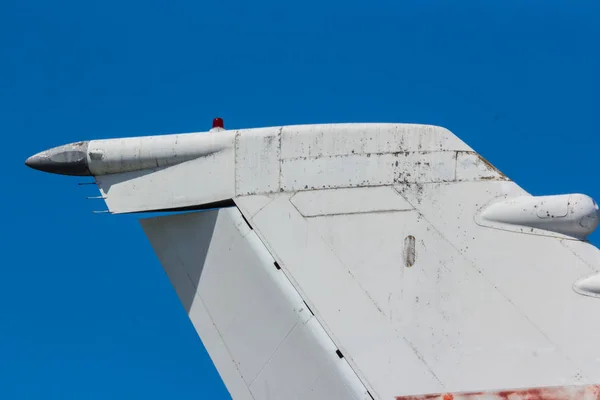 Leitwerk eines Flugzeugs mit verlassenem Flugzeug im Hintergrund — Stockfoto