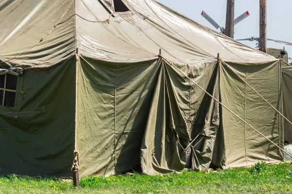 Detail met de buitenkant van een groene militaire tent Rechtenvrije Stockafbeeldingen