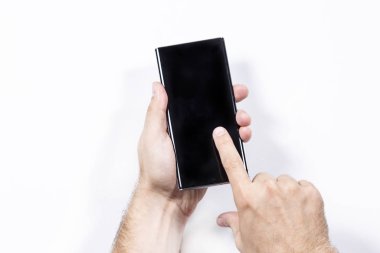 Beyaz arka planda akıllı telefonu tutan adam, yakın plan..