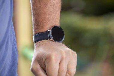 Açık havada fiziksel egzersiz yapan kaslı bir adam.