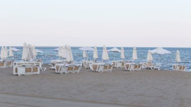 boş plaj ve boş şezlong üzerinde Rüzgar