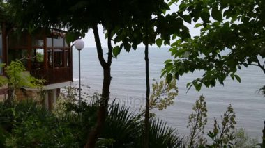 Deniz Manzaralı ve kafe promenade üzerinde