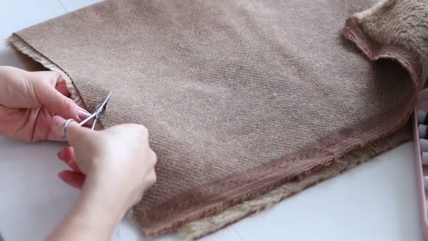 Les mains des femmes créent un produit textile, un jouet, un motif — Video