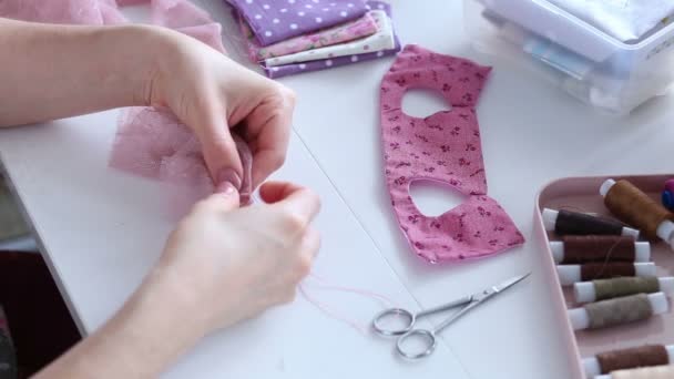 Womens handen maken een textielproduct, speelgoed, patroon — Stockvideo