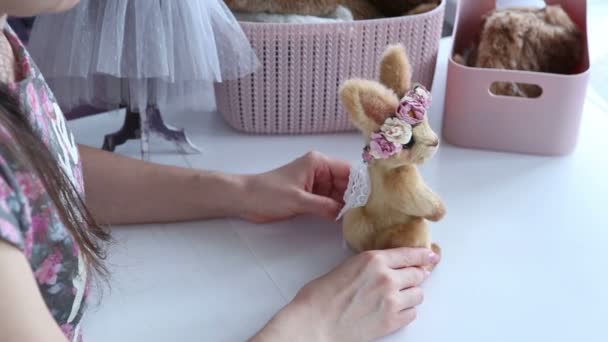 Damskie ręce utworzyć wyrób włókienniczy, Zabawka, wzór — Wideo stockowe