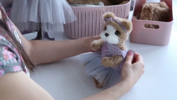 Las manos de las mujeres crean un producto textil, juguete, patrón — Vídeos de Stock