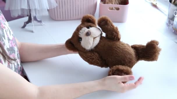 As mãos das mulheres criam um produto têxtil, brinquedo, padrão — Vídeo de Stock