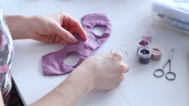 Γυναικεία χέρια Δημιουργήστε ένα κλωστοϋφαντουργικό προϊόν, παιχνίδι, φαντασία — Αρχείο Βίντεο