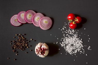 Sağlıklı yemek pişirmek için çiğ sebze