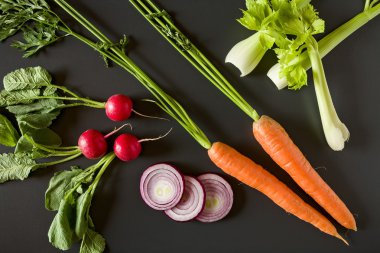 Karanlık bir arka plan üzerinde taze çiğ sebze