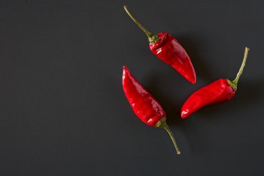 Karanlık bir arka plan üzerinde kırmızı sıcak biber