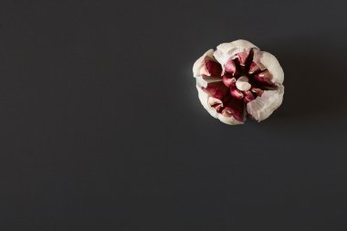 Karanlık bir arka plan üzerinde kırmızı sarımsak