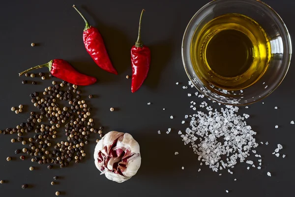 Färsk chili, vitlök, olja, salt och peppar — Stockfoto