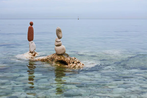 Rochers équilibrés sur la mer — Photo