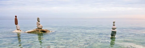 Stânci echilibrate într-o zi calmă pe mare — Fotografie, imagine de stoc