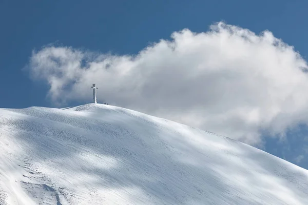 Das Kreuz des Catria-Berges schneebedeckt — Stockfoto