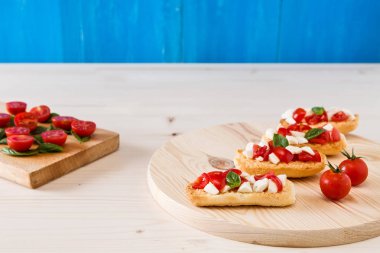 Mozzarella peyniri, domates ve fesleğen ile İtalyan crostini