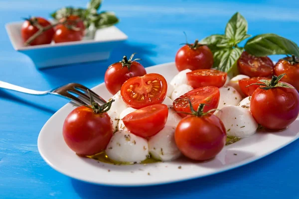Primer plano de Caprese italiano con mozzarella, tomates cherry y — Foto de Stock
