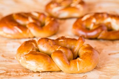 Yağlı kağıt üzerine pişmiş simit