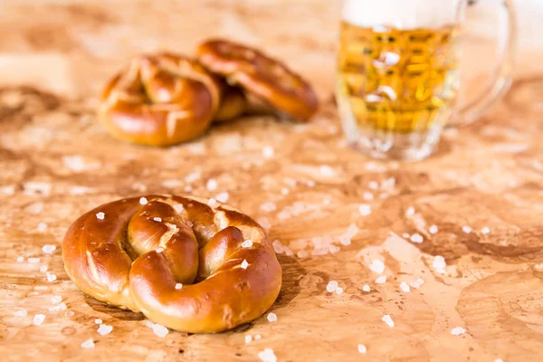 Salgado cozido pretzel e cerveja lager — Fotografia de Stock