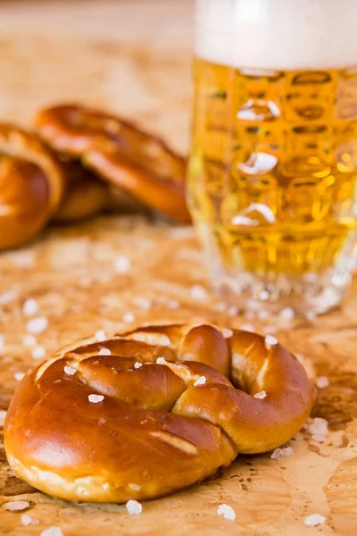 Closeup de pretzel cozido salgado e cerveja lager — Fotografia de Stock