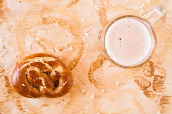 Salgado cozido pretzel e cerveja lager visto de cima — Fotografia de Stock