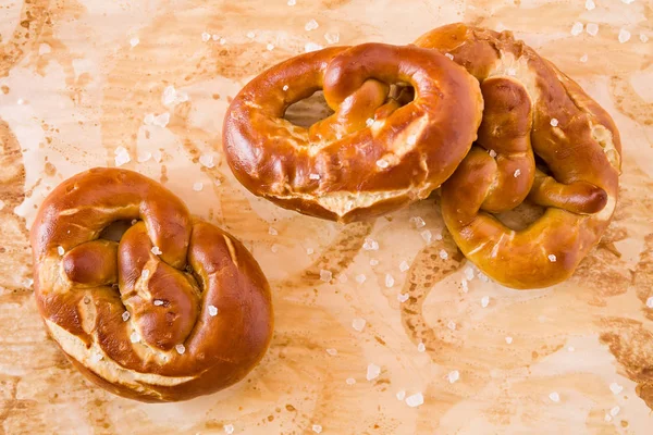 Plusieurs bretzels salés cuits vus d'en haut — Photo